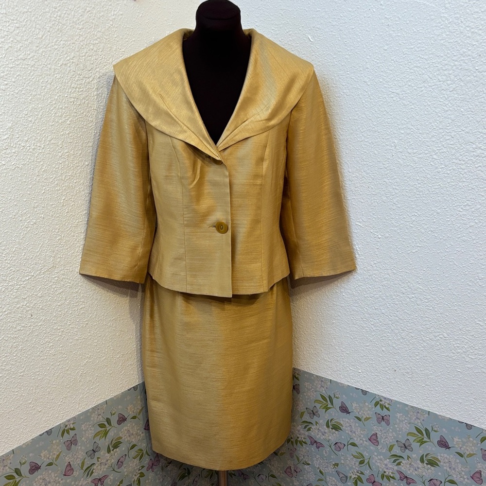 Vintage 1990’s Isabella Suits stylish gold blazer/ pencil skirt suit set. Size 8